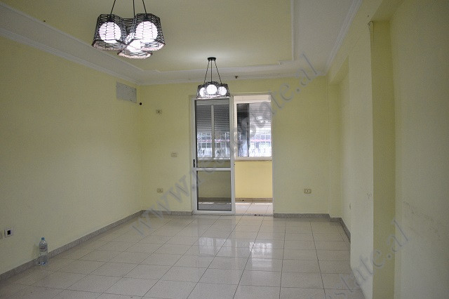 Apartament per zyre me qera ne rrugen Andon Zako Cajupi ne Tirane.

Ndodhet ne katin e pare ne nje